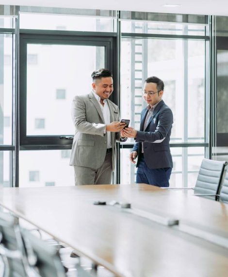 Profesionales reunidos en oficina
